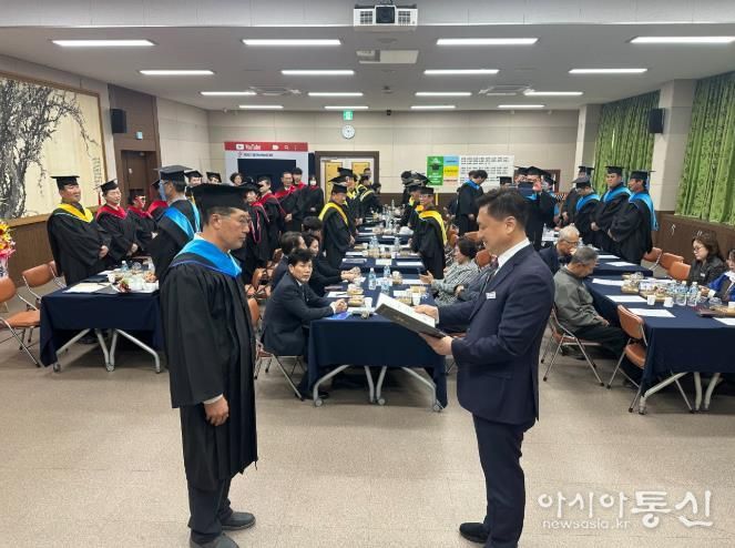울진군은 지난 농업기술센터에서 제20기 울진녹색농업대학 수료식을 갖고 63명의 농업 선도 핵심 인력을 배출했다