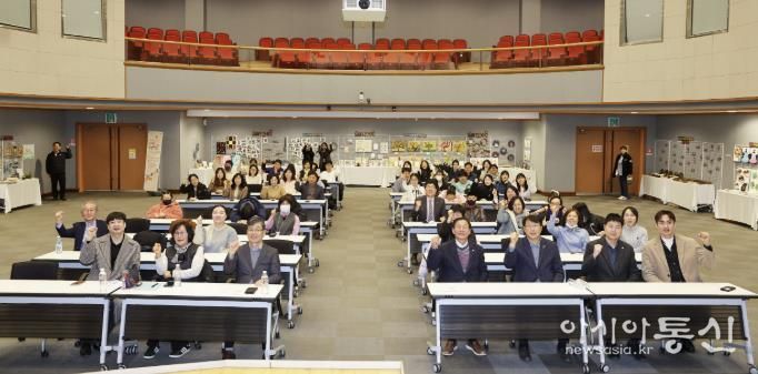 장애인 학습자들이 18일 안산문화예술의전당 국제회의장에서 ‘안산시 장애인 평생학습 성과공유회’를 진행하고 있다.