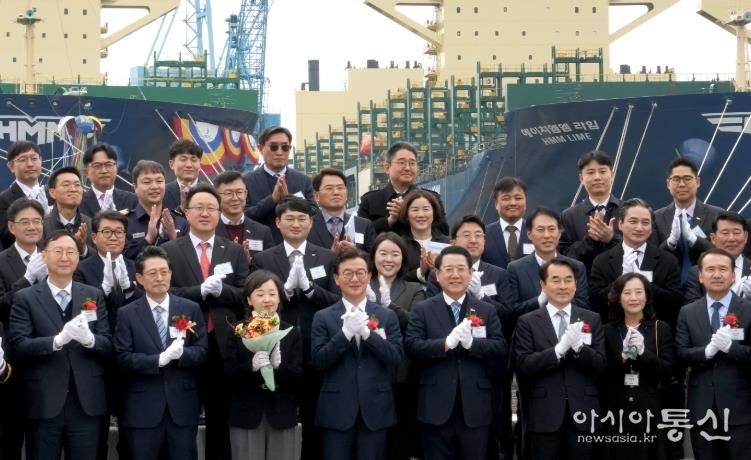 메탄올 이중연료추진 컨테이너 운반선인 HMM사의 ‘클로버(CLOVER)호’ 명명식 행사가 20일 영암 삼호읍 HD 현대삼호에서 열린 가운데 김영록 전남도지사, 전재수 해양수산부장관, 최원혁 HMM 대표이사, 김재을 HD현대삼호 사장 등 주요 내빈과 기념촬영을 하고 있다.