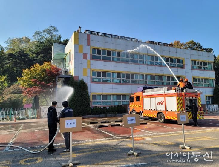 안산시청 공직자들이 19일 안산시청에서 고잔119 안전센터 소방서와 합동 소방 훈련을 진행하고 있다.