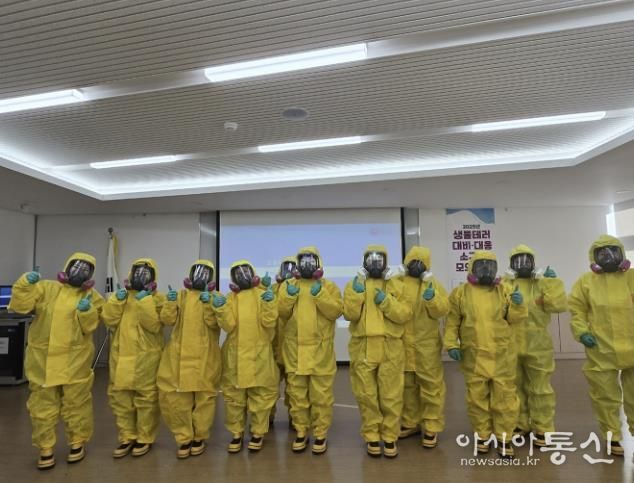 감염병 대응 실무자 등이 21일 단원보건소에서 진행된 ‘2025년 생물테러 대응 소규모 모의훈련’에서 개인 보호구를 착용하고 있다.