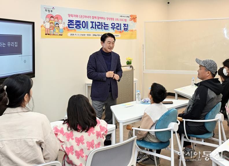 김동근 시장이 11월 21일 문예숲 커뮤니티센터 회룡역점에서 양성평등 교육 프로그램 참여 시민들과 소통하고 있다.