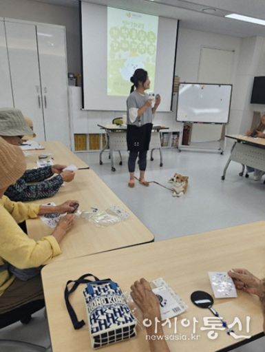 인지강화교실 ‘동물매개치료’ 수업