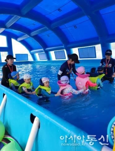 전하초병설유치원 원아들이 이동식수영장에서 생존수영을 배우고 있다.