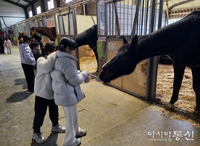 특화 돌봄센터 체험학습 프로그램에 참가한 아동들이 지도교사의 안내를 받으며 활동을 체험하고 있다.