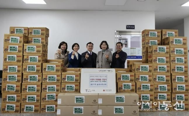 홍원표 목사를 비롯한 숲과나무교회 성도들이 인창동 행정복지센터에서 컵라면 전달식을 진행하고 있다.