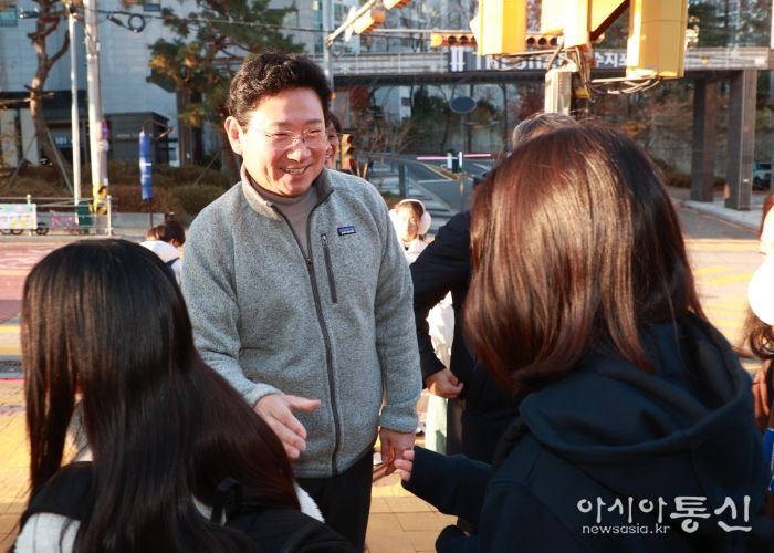 이상일 용인특례시장은 28일 상현초 교통지도 봉사에 참여해 통학로 안전을 점검했다