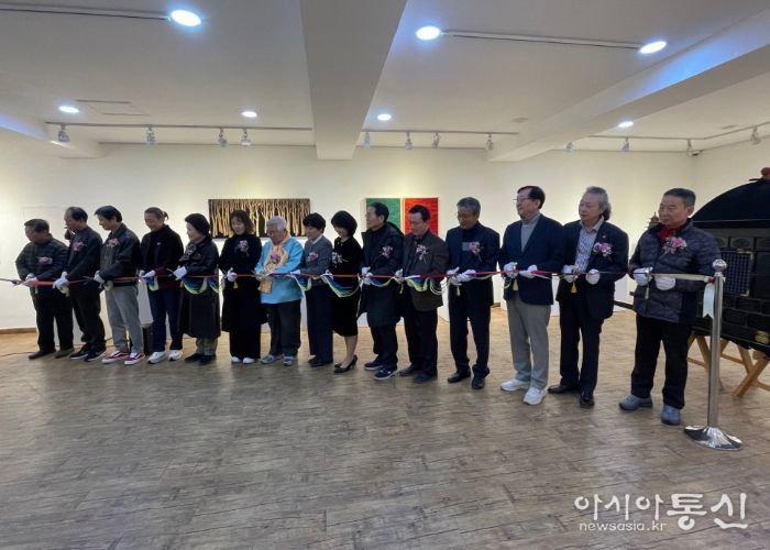 ‘2025 경기 고양 공예품 전시회’개막 테이프 커팅식