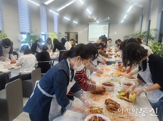 강남지역 학부모들이 28일 외고산 옹기마을 발효 아카데미관에서 김치를 담그고 있다.