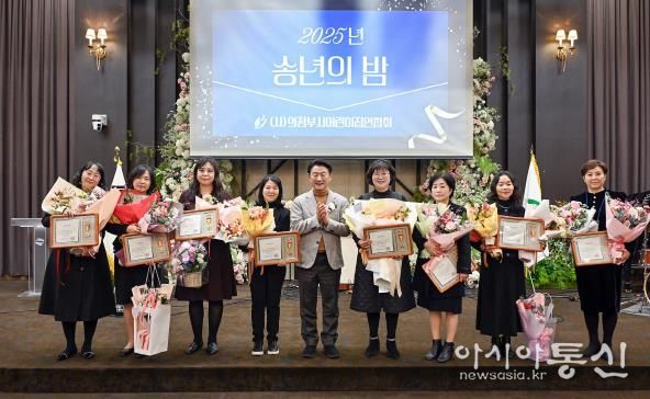 김동근 시장이 11월 28일 ‘2025년 보육교직원 보육인의 밤’ 행사에서 유공자들에게 시상을 한 뒤 함께 기념사진을 찍고 있다.