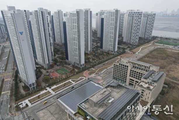 서울대 시흥캠퍼스(우측)와 아파트 사이 부지에 조성된 배곧 도시숲 전경
