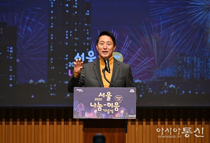 오세훈 서울시장이 2일 서울시청 다목적홀에서 개최된 '제1회 서울 나눔-이음 기념식'에서 축사하고 있다.