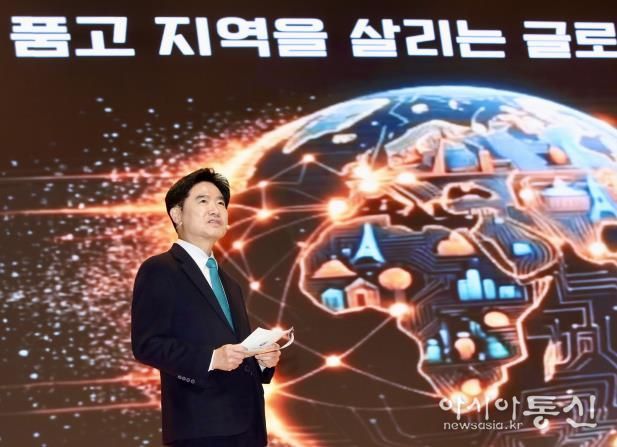 김대중 전라남도교육감이 3일 화순 하니움문화스포츠센터에서 열린 ‘2026 전남교육 주요업무계획 설명회’에서 3대 역점 과제를 발표하고 있다.