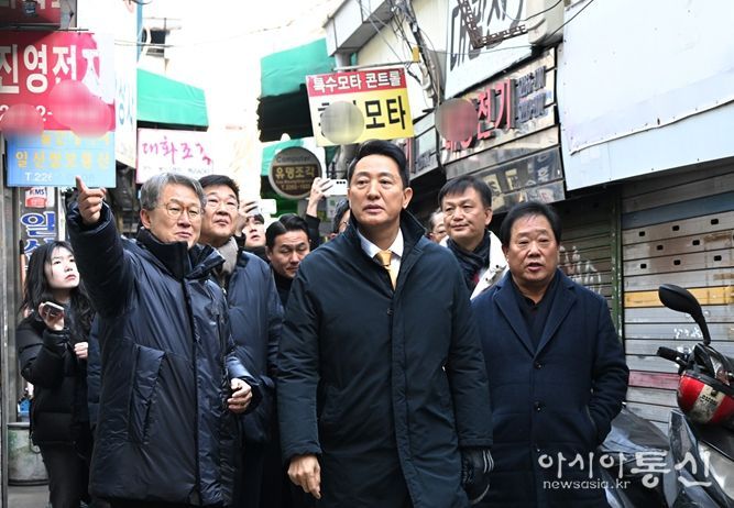4일 오전 오세훈 시장이 세운2구역을 방문해 노후된 세운지구 현황을 살펴보고 있다.