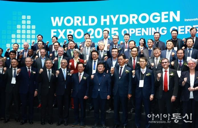 울진군은 12월 4일부터 7일까지 경기도 고양시 킨텍스에서 열리는 ‘WORLD HYDROGEN EXPO 2025(WHE 2025)’에 참가해 울진 원자력수소 국가산업단지 홍보관을 운영한다
