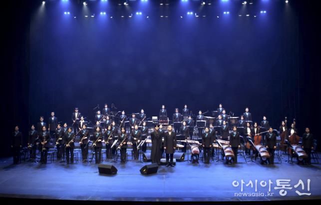 안산시립국악단이 4일 안산문화예술의전당 해돋이극장에서 제69회 정기연주회 '월드 오케스트라 Ⅶ'를 진행하고 있다.