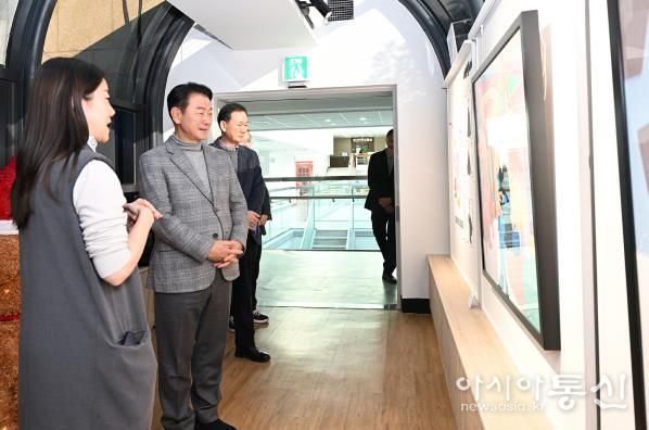 김동근 시장이 12월 4일 본관‧제1별관 연결통로에 마련된 ‘시민갤러리’ 전시 현장을 둘러보고 있다.