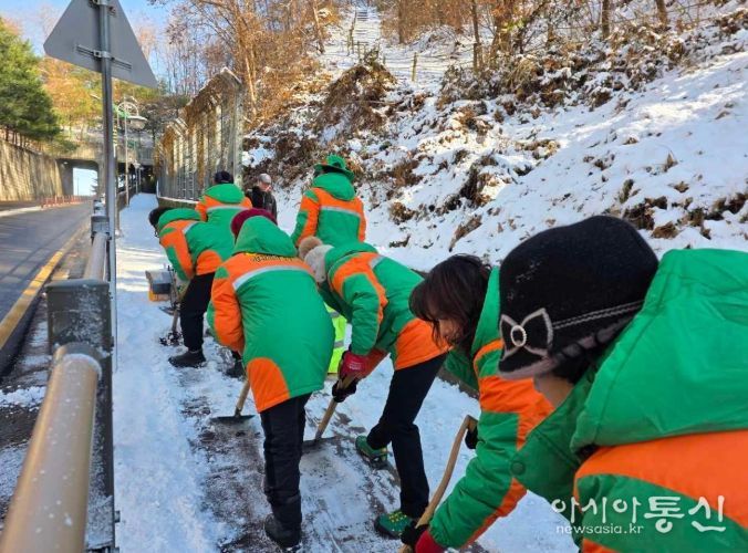 이천시 자율방재단, 보행약자 안전 지킨다…골목길·학교 주변 인력 제설 강화
