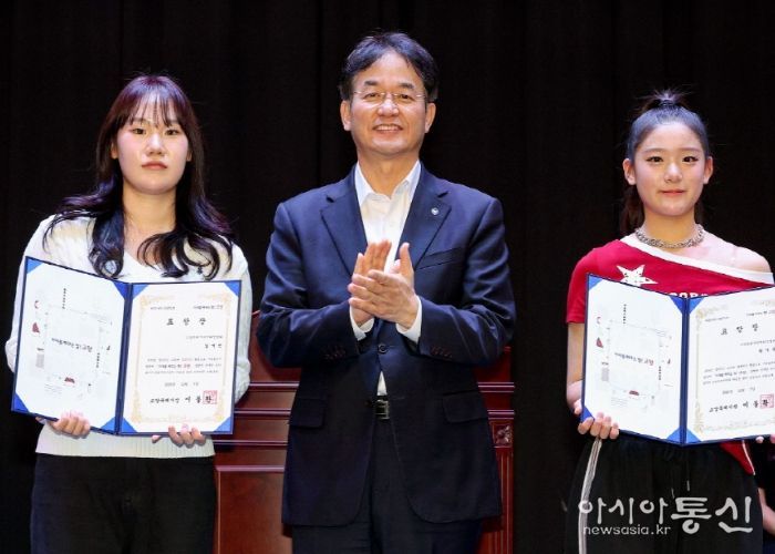 이동환 고양시장과 모범 청소년 치어리더 표창장 수상 기념촬영