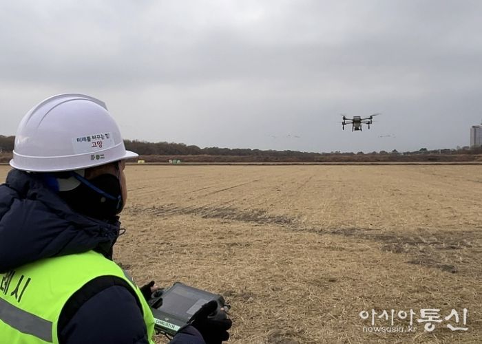드론을 활용해 철새들을 위한 볍씨를 살포하고 있다.