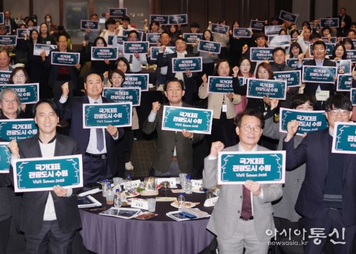 이재준 수원시장(가운데)과 수원화성 3대 축제 성과보고회 참석자들이 함께하고 있다.