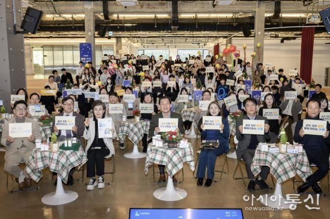 이재준 수원시장과 ‘2025 같이 가치, 협치 톡톡’ 참가자들과 함께하고 있다.