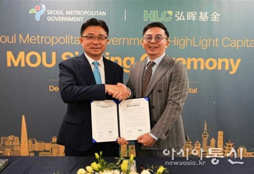 9일(화) 서울시-하이라이트캐피탈 투자유치 MOU 체결식에서 주용태 서울시 경제실장(좌측)과 스티브 왕 CEO(우측)가 협약서를 들고 기념촬영하고 있다.