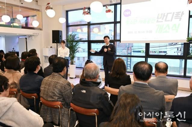 이민근 안산시장이 10일 반월동 청소년자유공간 ‘반디락’ 개소식에서 인사 발언을 하고 있다.