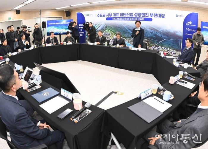 이달 15일 오정구청에서 열린 ‘부천대장 R&D 클러스터 비전 파트너쉽 간담회’에서 조용익 부천시장이 이야기하고 있다.