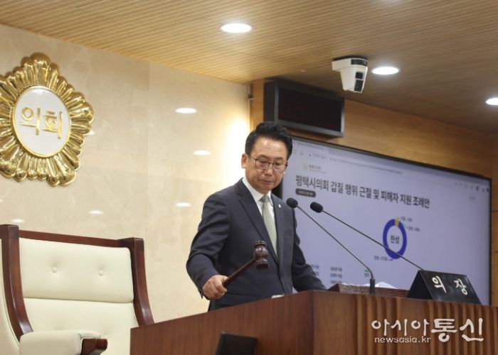 제259회 제2차 정례회 제2차 본회의에서 타봉하는 강정구의장