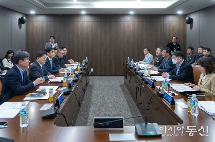 박승원 광명시장(사진 왼쪽 두 번째)이 16일 오후 GH 광교 본사를 찾아 김용진 GH 사장(사진 오른쪽 두 번째)에게 광명시흥 3기 신도시, 구름산지구 등 주요 개발사업 신속한 추진을 촉구하고 있다.