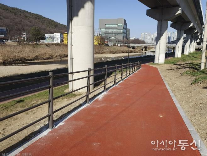 용인특례시 처인구가 고림동 103-48번지 일대 경안천에 진입로를 조성했다.