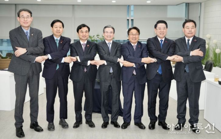 강기정 광주광역시장이 17일 광주도시공사에서 열린 대통령실 주관 '광주 군공항 이전 전담팀(TF) 6자 협의체' 회의에 앞서 참석자들과 기념촬영을 하고 있다. (사진 왼쪽부터 강희업 국토교통부 제2차관, 구윤철 기획재정부 장관, 안규백 국방부 장관, 김용범 대통령실 정책실장, 강기정 광주광역시장, 김영록 전라남도지사, 김산 무안군수) /광주광역시 제공