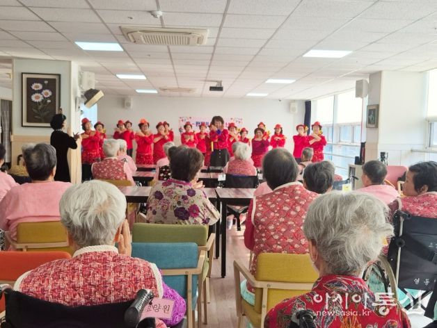 함안군종합사회복지관 ‘숟가락 난타’ 수강생, 요양병원 찾아 무료 공연 진행
