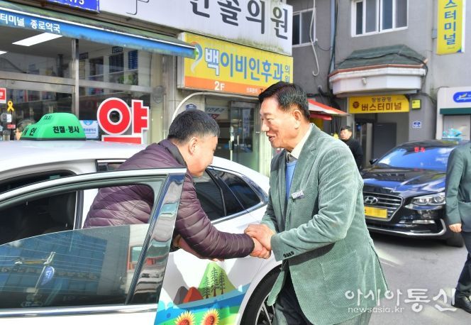김한종 장성군수(우)가 택시 종사자들에게 감사 인사를 전하고 있다.
