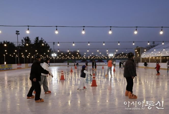 지난 19일, ‘빙파니아’ 개장식에서 시민들이 빙판 위에서 스케이팅을 즐기고 있다.