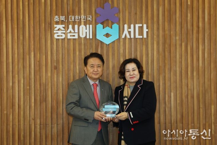 명예사회복지사 위촉패 전달식(왼쪽부터 김영환 지사, 정미경 충북사회복지사협회 부회장)