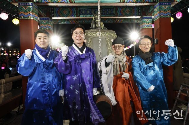 정명근 화성특례시장이 성효스님(용주사 주지), 배정수 화성특례시의회의장, 권칠승 국회의원과 함께 기념촬영을 하고 있다.