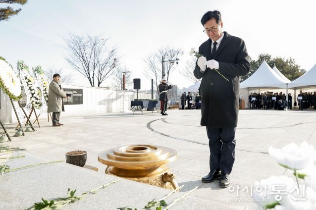 정명근 화성특례시장이 화성현충공원에서 현충탑 신년참배를 하고 있다.