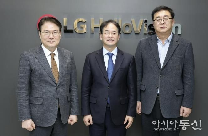 삼송MBN스튜디오 지식산업센터에 입주한 LG헬로비전 방문 기념촬영_왼쪽부터 이동원 MBN매일방송 대표, 이동환 고양특례시장, 송구영 LG헬로비전 대표