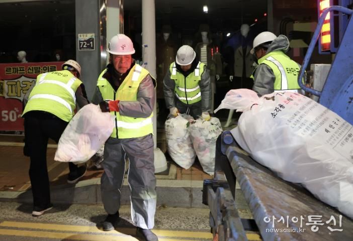 일일 환경미화원을 체험하고 있는 태안군 공무원들의 모습.