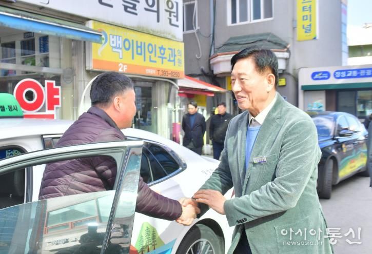 김한종 장성군수(우)가 택시 종사자에게 감사 인사를 전하고 있다.