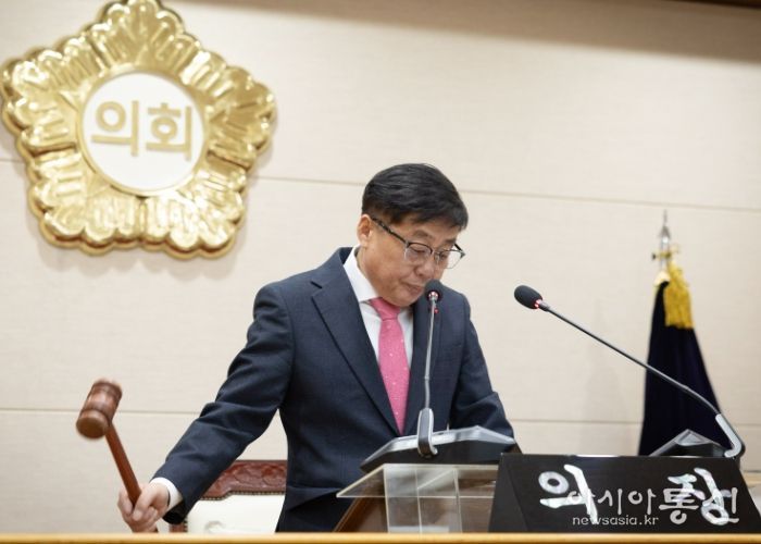 윤창철 의장이 제384회 임시회 제2차 본회의에서 ‘양주시 사례를 통한 학교 설립과 통학 교통 연계 강화에 따른 과밀학급 해소 촉구 건의안’을 채택하고 있다.