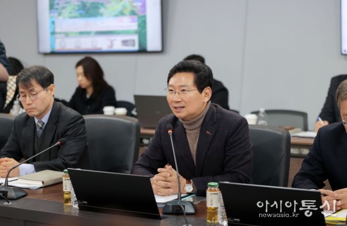 이상일 용인특례시장이 9일 처인구 원삼면에 있는 '용인반도체클러스터 일반산업단지' 현장에서 용인 반도체 프로젝트와 관련해 입장을 설명하고 있다