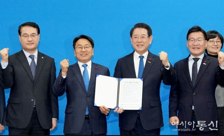 김영록 전남도지사(오른쪽 두 번째)와 강기정 광주광역시장이 9일 오후 광주 서구 김대중컨벤션센터에서 열린 ‘광주·전남 행정통합 시도민 보고회’에 참석해 공동발표문을 들고 화이팅을 외치고 있다.