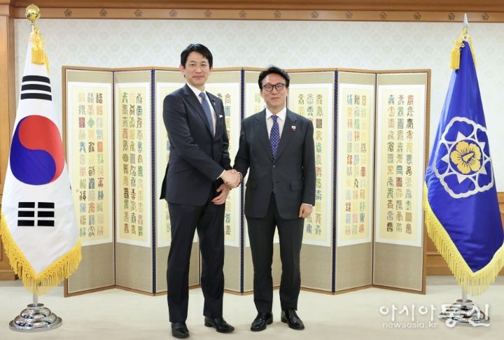 김민석 국무총리가 8일 세종대로 정부서울청사에서 고바야시 다카유키 일본 자민당 정무조사회장을 접견, 인사 및 환담을 나누고 있다.