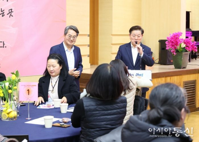 박승원 광명시장과 김동연 경기도지사가 13일 시청 대회의실에서 열린 '2026년 광명시 사회연대경제 사업설명회'에 참석해 인사말을 하고 있다.