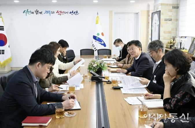 이민근 안산시장(오른쪽 세번째)이 14일 안산시청에서 '안산형 워킹스쿨버스' 도입 방안을 논의하기 위해 안산교육지원청 관계자들과 간담회를 진행하고 있다.
