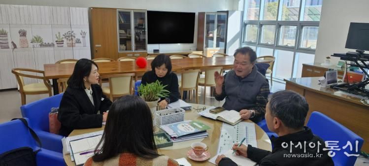 울산교육청 늘봄학교 점검단이 13일 복산초를 방문해 현장 점검을 하고있다