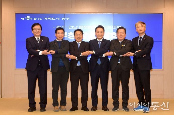 강기정 광주광역시장은 지난 13일 시청 비즈니스룸에서 ‘광주전남 행정통합 5개 자치구 구청장 간담회’를 열어 구청장들에게 추진 현황을 공유하고 협력 방안을 담은 공동선언문을 발표한 후 기념사진을 촬영하고 있다. 사진 왼쪽부터 문인 북구청장, 박병규 광산구청장, 강기정 광주광역시장, 임택 동구청장, 김병내 남구청장, 김이강 서구청장. /광주광역시 제공